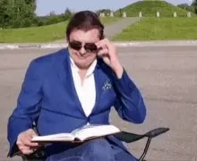 Мужчина читает с серьёзным видом