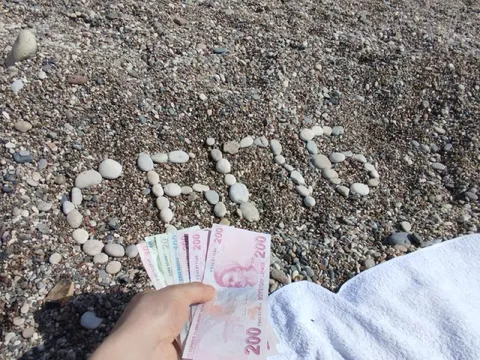 Деньги на галечном пляже