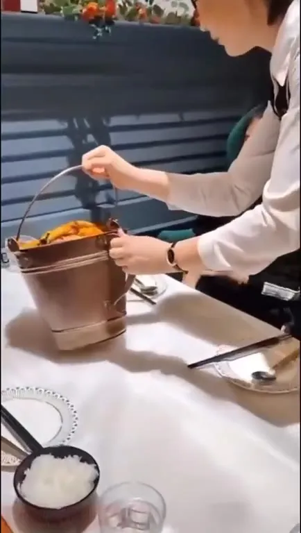 Морепродукты в ведре для свиньи