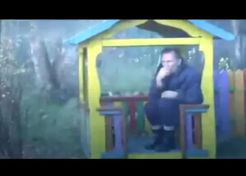 Мужчина переживает под дождём
