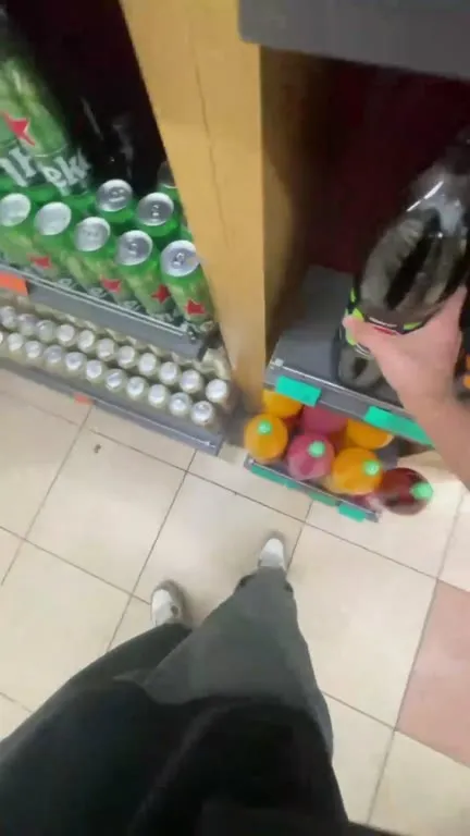 Разбитая бутылка в магазине