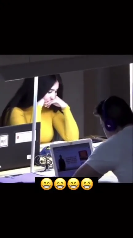 La chica no puede contener la risa