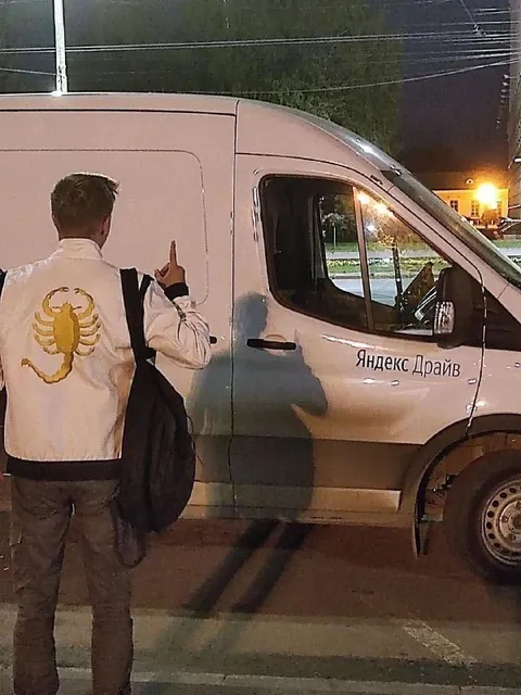 Скорпион показывает фак Яндекс Драйву