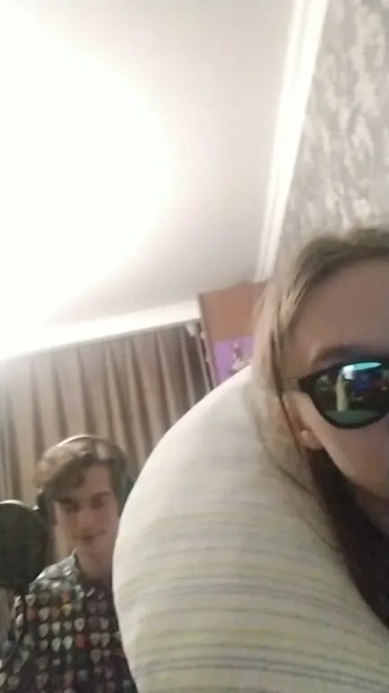 Женщина заслоняет певца