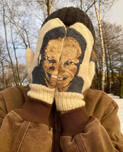 Странная вязаная маска