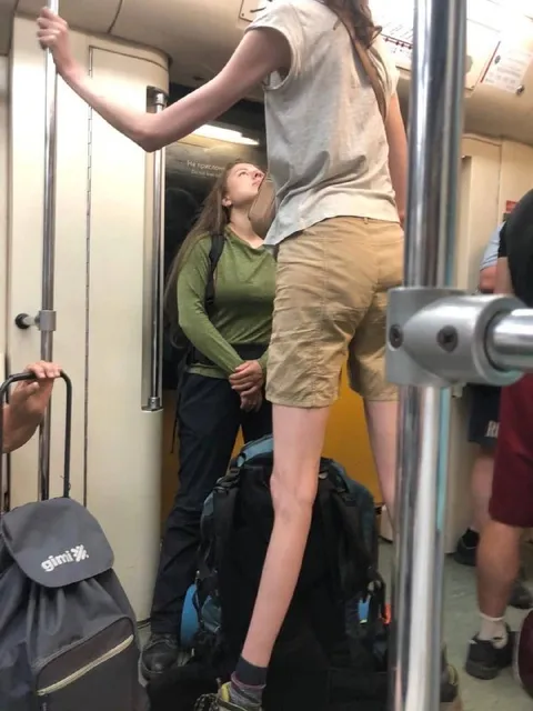 Не прислоняться к двери