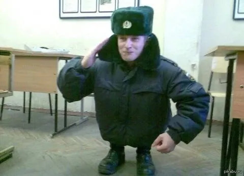 Солдат в ушанке отдаёт честь