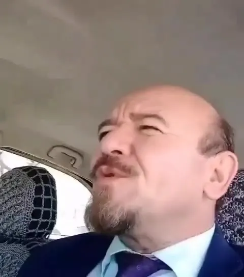 Мужчина пытается не рассмеяться