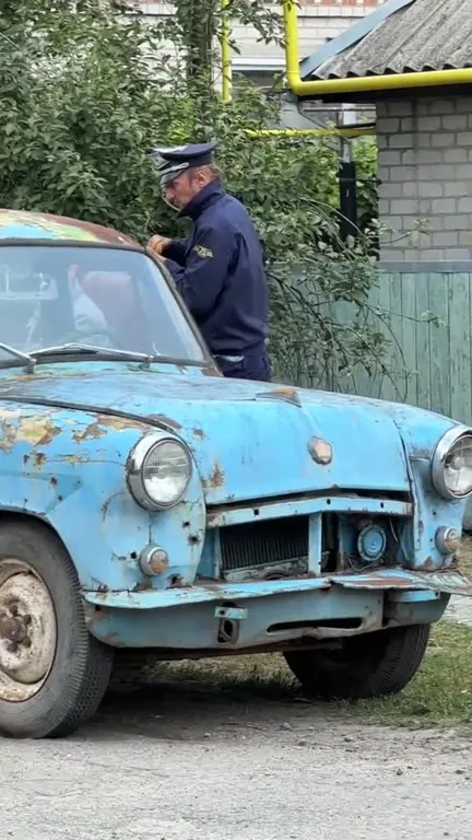 Дед уезжает на старой машине