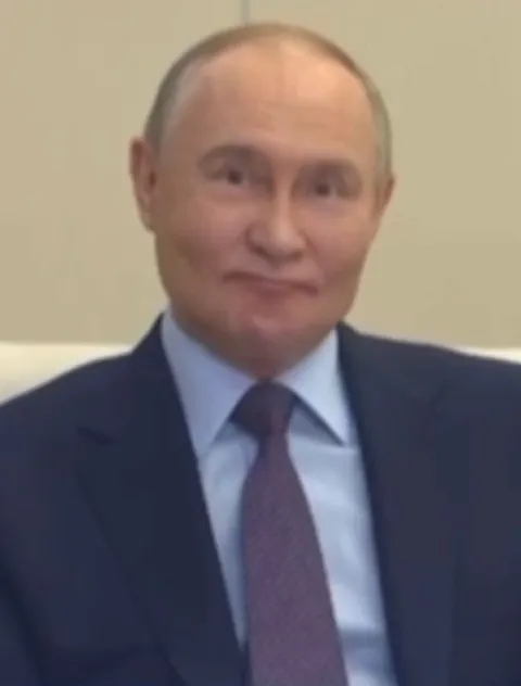 Путин с довольным выражением лица