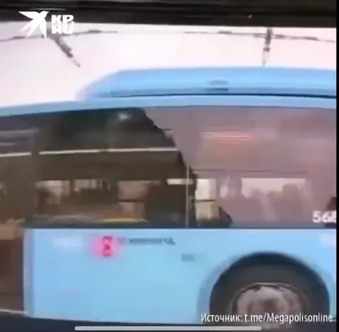 Автобус с оторванной задней частью