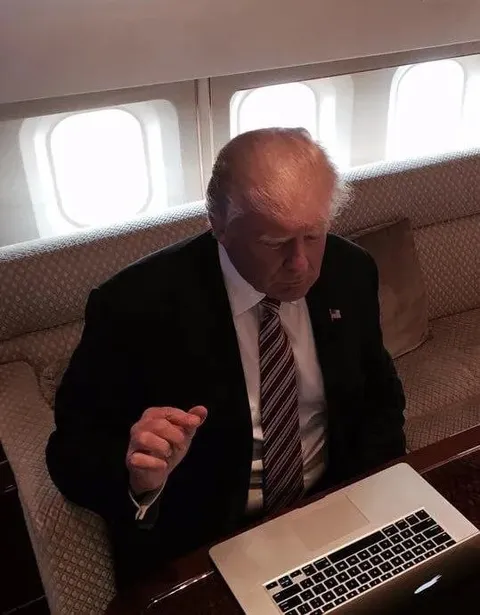Трамп задумался в самолёте