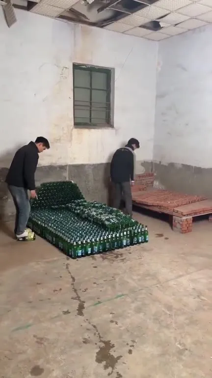 Кровати из бутылок и кирпичей