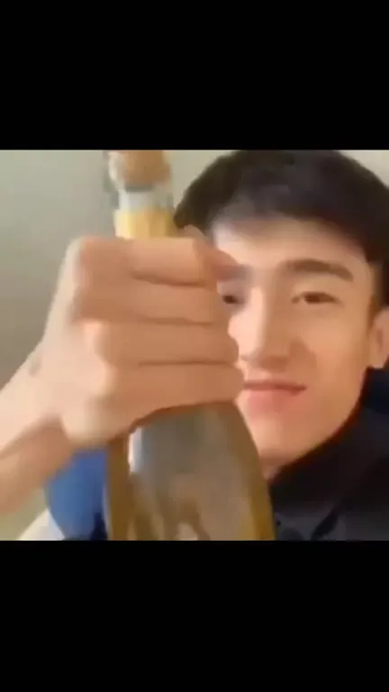 Парень поднимает бутылку