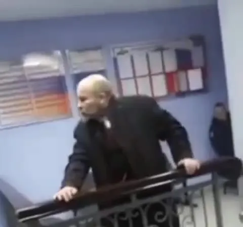 Дедушка внезапно приближается