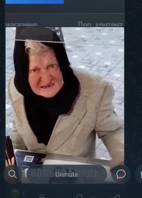 Бабушка смотрит с подозрением