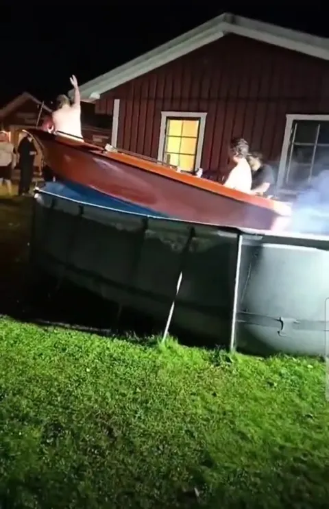 Лодка в бассейне пошла не так