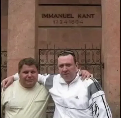 Everyone Poses With Immanuel Kant