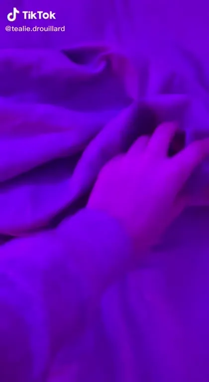 Кот танцует под одеялом