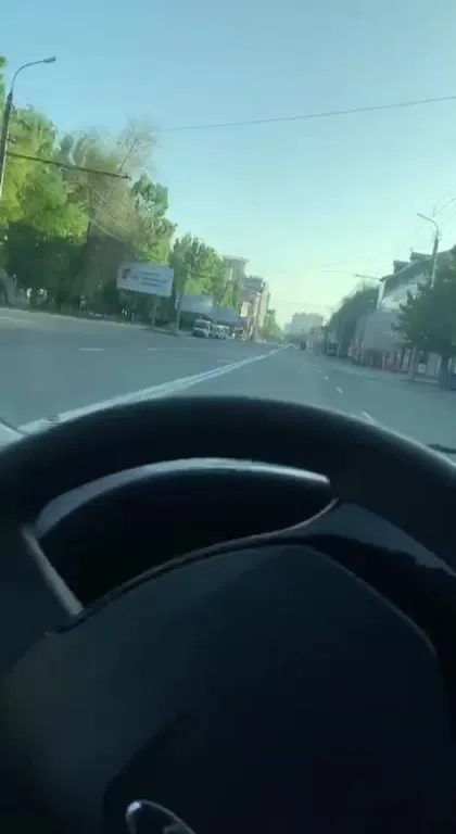 Машина едет без колеса