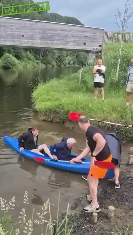 Двое уплывают на каяке