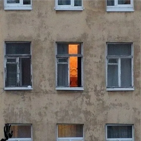 Странное оранжевое окно