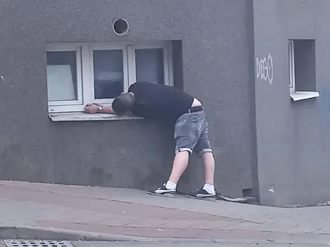Пьяный у окна