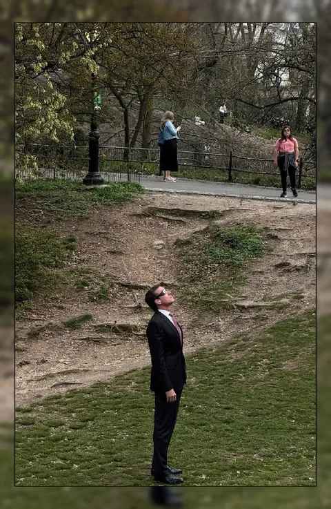 Мистер Бин смотрит в небо