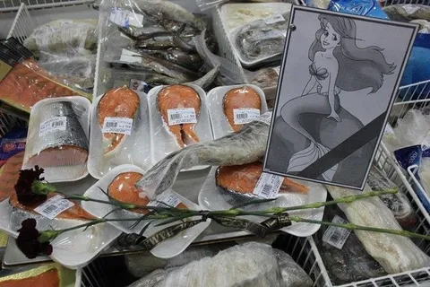 Русалка среди мёртвой рыбы