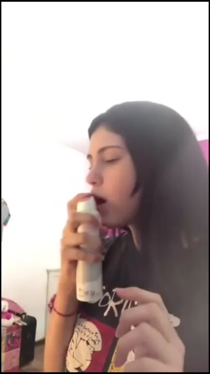 Девушка и внезапный удар