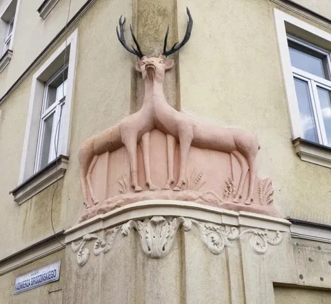 Hirsch an der Hausecke