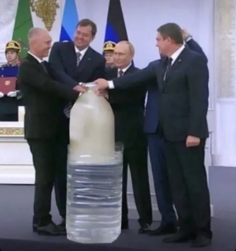 Политики открывают гигантскую бутылку