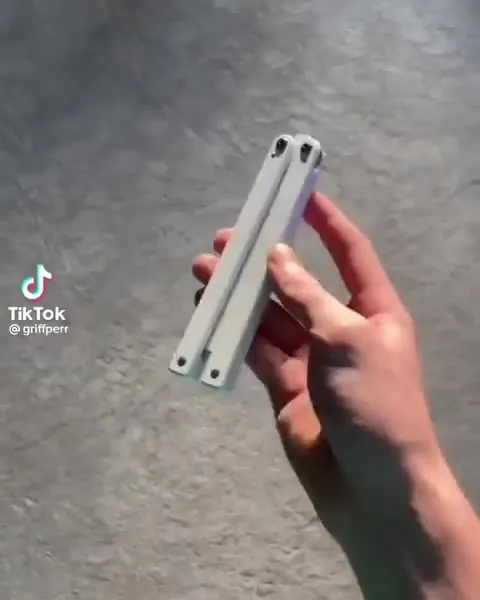 Необычный белый нож-бабочка