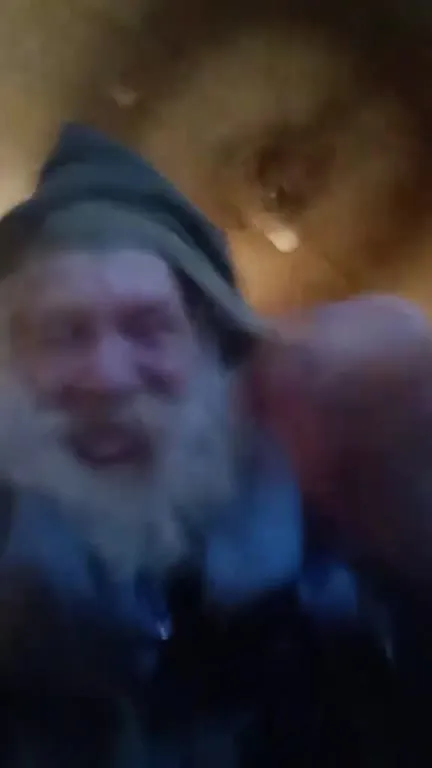 Бородатый мужчина громко смеётся