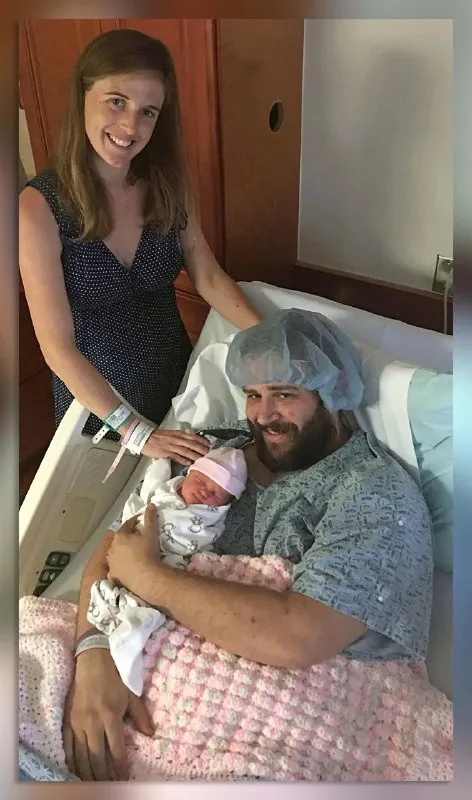 Отец в роддоме с ребёнком