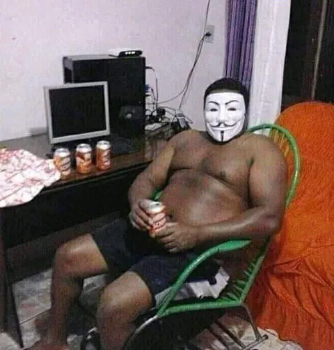 Анонимус отдыхает дома