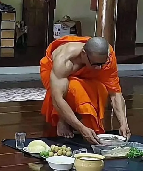 Монах странно ест