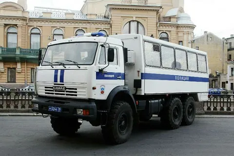 Полицейский КамАЗ на улице