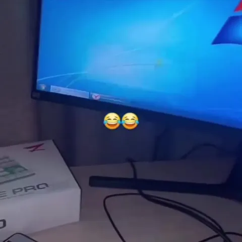 Компьютер смеётся над собой