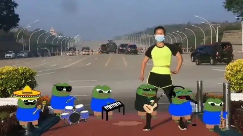 Танцующая девушка и оркестр лягушек