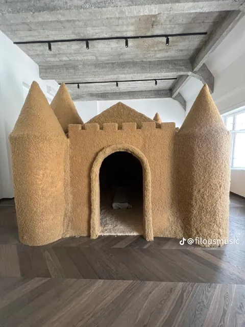 Гигантский замок из песка