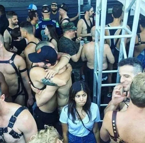 Растерянная женщина в толпе