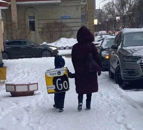 Ребёнок в костюме Яндекс Go