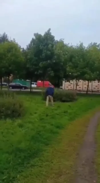 Молодой человек что-то потерял