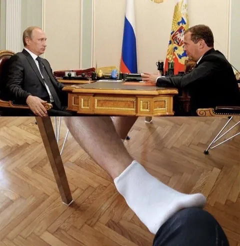 Огромная нога под столом