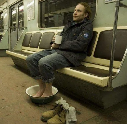 Отдых в метро с тазиком
