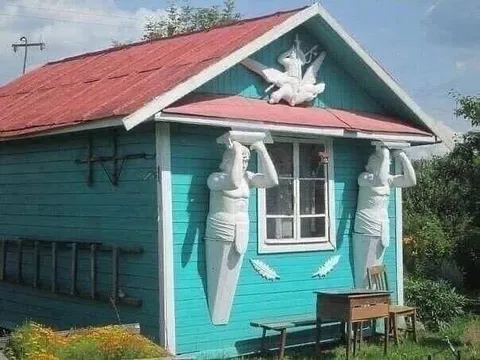 Дом с нелепым декором