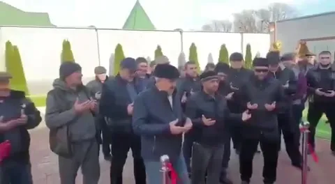 Человек-паук и Железный человек на молитве