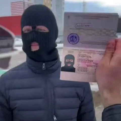 Грабитель-преступник с удостоверением