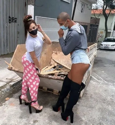 Модницы у мусорного контейнера